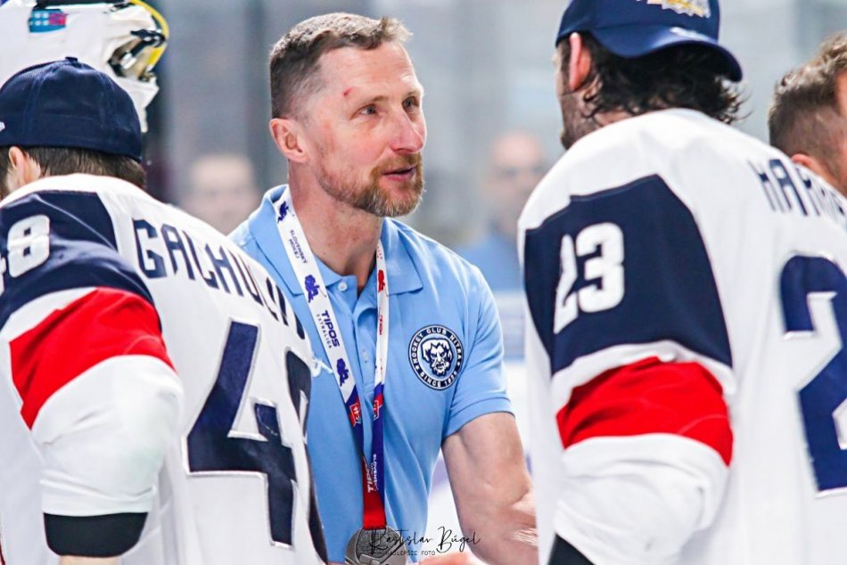 Ilustračný obrázok k článku Vyhorený a opotrebovaný: Stavjaňa KONČÍ na lavičke Nitry