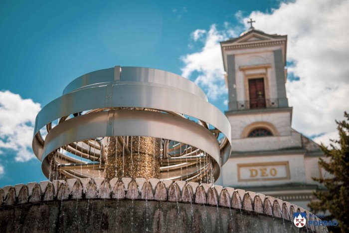 Ilustračný obrázok k článku Už skrášľujú Poprad: Mesto spustilo prevádzku fontán, voda ale nie je na pitie, FOTO