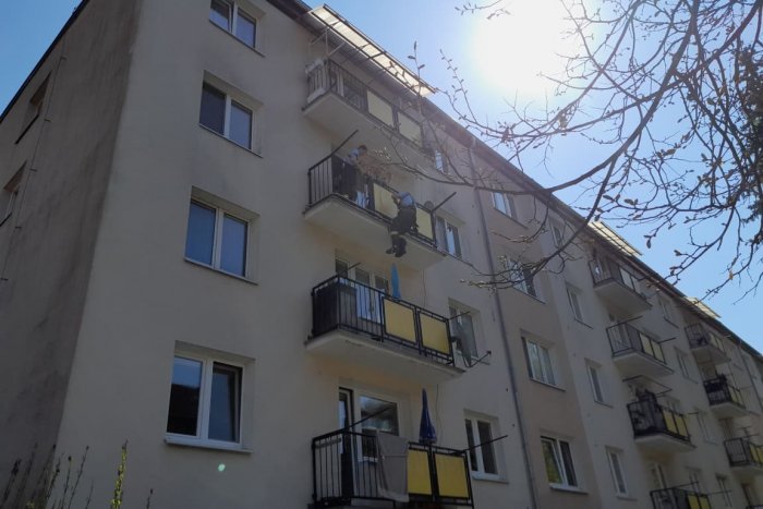 Ilustračný obrázok k článku Vo Zvolene prebehla nevšedná záchranná akcia: Hasiči museli do bytu zlaňovať