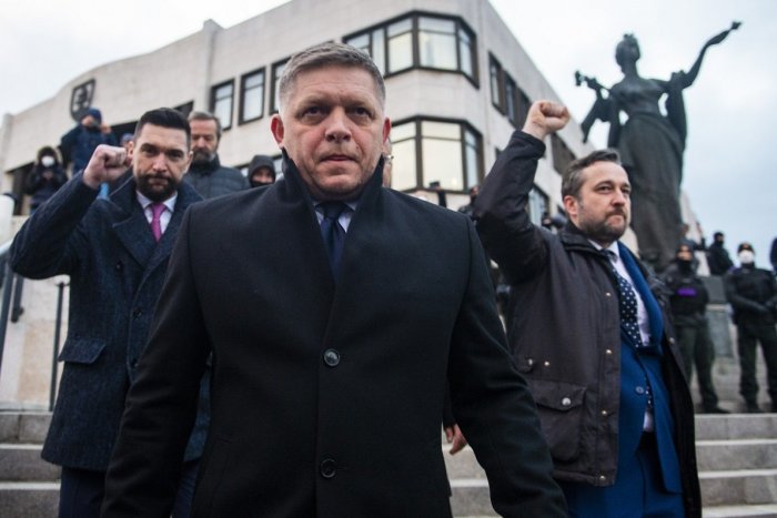 Ilustračný obrázok k článku SVET O SLOVENSKU: Fico je opäť na titulkách. Blahove vulgarizmy šokovali aj Brusel