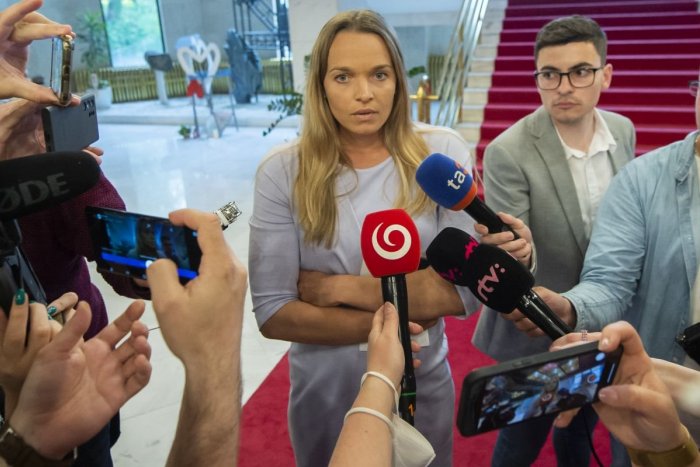 Ilustračný obrázok k článku Nehlasovali o vydaní Fica, dostali VYHADZOV: Dve poslankyne vylúčili z klubu OĽANO