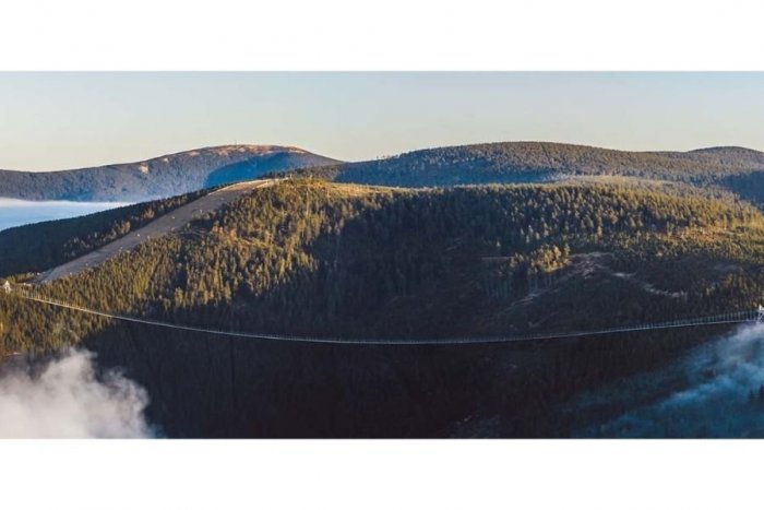 Ilustračný obrázok k článku Zážitok na celý život! Vznikol NAJDLHŠÍ visutý most na svete, máme ho hneď u susedov, VIDEO