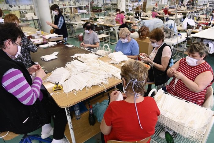 Ilustračný obrázok k článku Pre štát šili rúška, výplaty NEDOSTALI od augusta! Bánovská firma skončila v KONKURZE