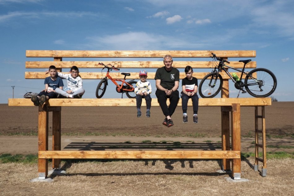 Ilustračný obrázok k článku TIP na výlet: Na skok od Nitry vyrástla nová MEGA lavička, FOTO