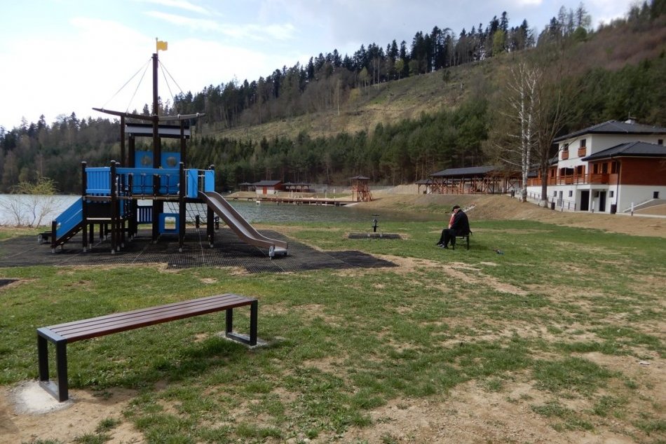 Ilustračný obrázok k článku Pri vodnej nádrži vznikla ŽABIA cesta: A tiež mólo s vyhliadkovou vežou či dom prírody