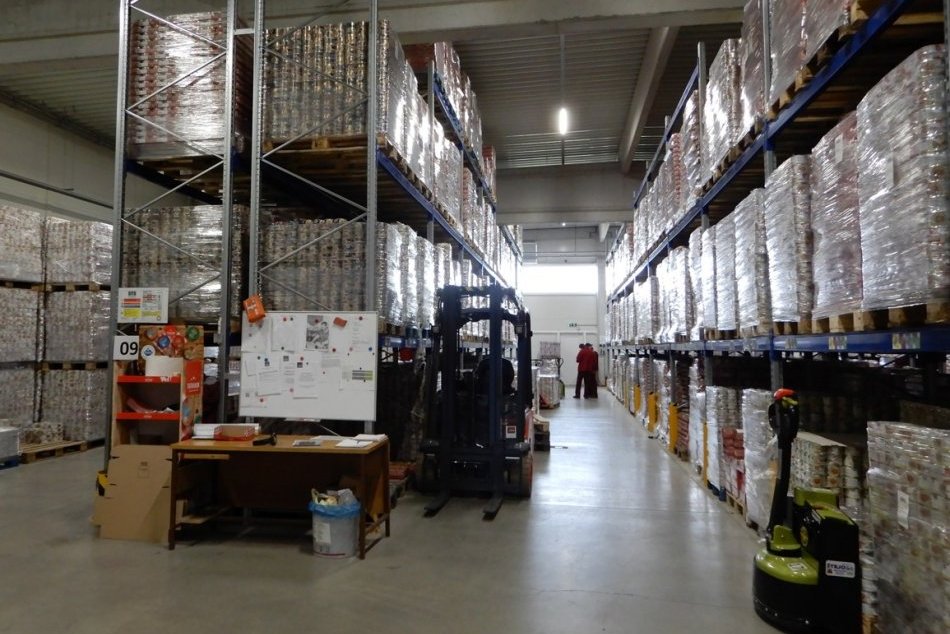 Ilustračný obrázok k článku Výrobcu konzerv vojna zasiahla, meškajú mu suroviny: Ceny výrobkov zvýšil asi o 25%