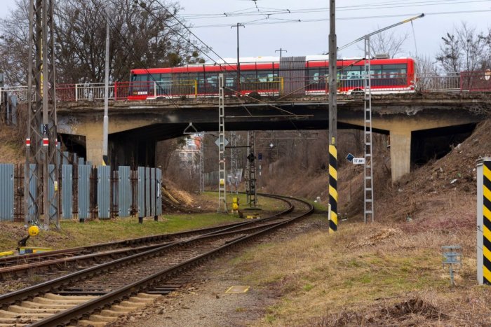 Ilustračný obrázok k článku Čo treba vedieť o rekonštrukcii na Škultétyho: Práce na 8 mesiacov, vylúčia aj vlaky