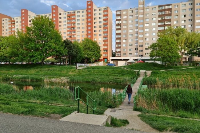 Ilustračný obrázok k článku Ceny nehnuteľností naďalej RASTÚ: Neuveriteľne zdraželi aj staršie panelákové BYTY