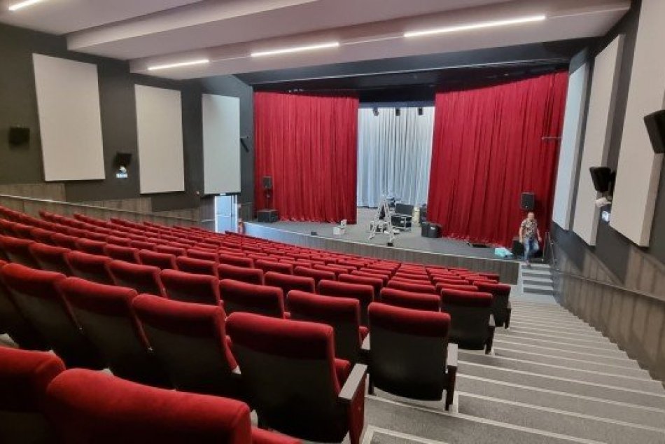 Ilustračný obrázok k článku Dvojročná rekonštrukcia je minulosťou: V Šali otvorili vynovený Dom kultúry, FOTO