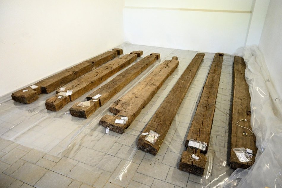 Ilustračný obrázok k článku Do Nitry priviezli posledné časti kniežacej hrobky: Je stará vyše 1 600 rokov, FOTO