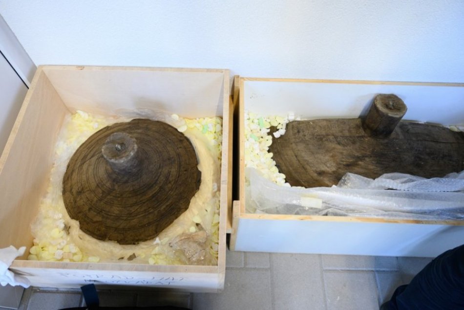 Ilustračný obrázok k článku Unikátnu hrobku, čo našli v Poprade je späť: Pochovaným bol mladík do 20 rokov, FOTO