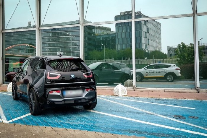 Ilustračný obrázok k článku AROGANTNÝ a bezohľadný vodič: Vyrobil si FALOŠNÝ preukaz, parkoval na mieste pre invalidov