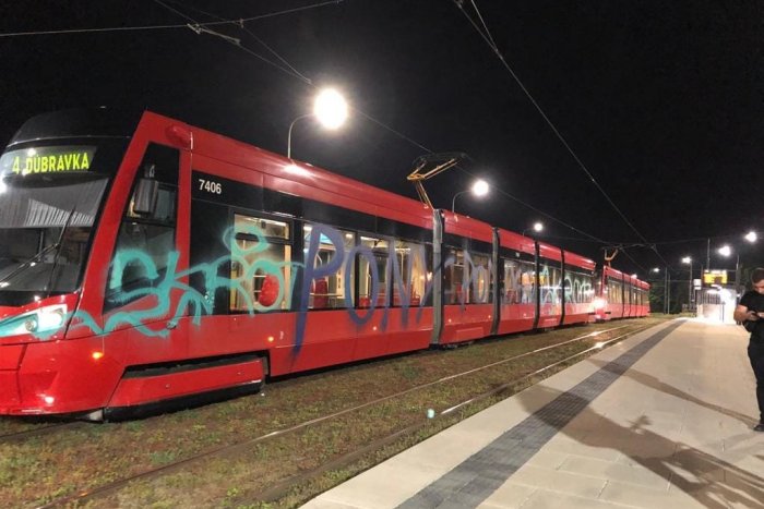 Ilustračný obrázok k článku Vodička električky bola v ŠOKU: Sprejeri vyčíňali bez HANBY priamo pred očami ľudí