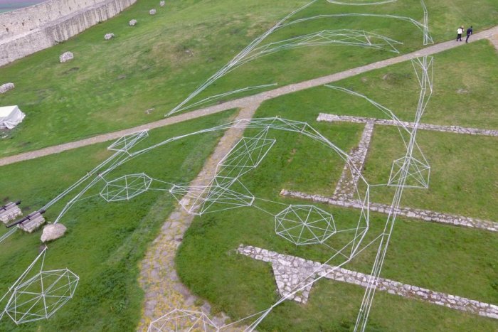 Ilustračný obrázok k článku Na nádvorí Spišského hradu vzniká kresba jachty, spájanej s Putinom