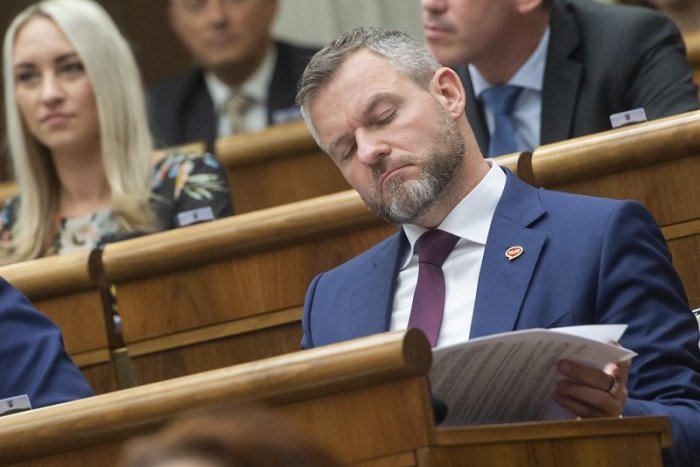 Ilustračný obrázok k článku Páni, ZABAĽTE to! Pellegrini vyzval ministrov a premiéra na odchod z funkcií