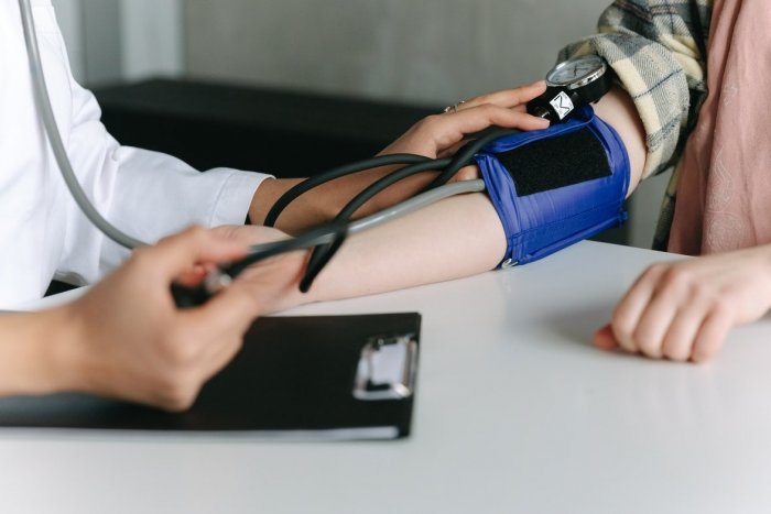 Ilustračný obrázok k článku NEPODCEŇUJTE vysoký tlak: TOP rady, ktoré vám pomôžu predchádzať mu