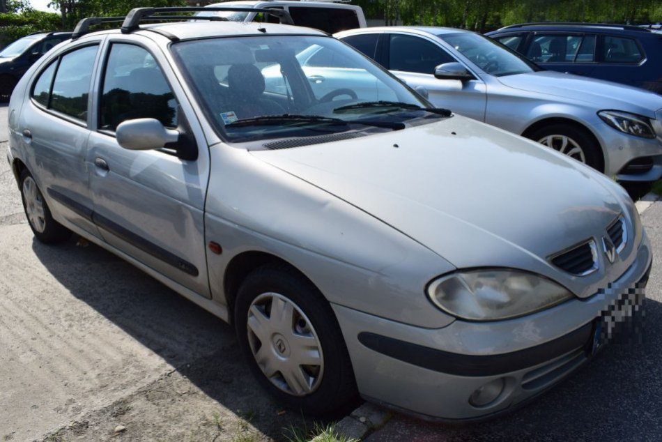 Ilustračný obrázok k článku Natankoval bez platenia a utekal pred políciou: Opitý mladík jazdil bez vodičáku