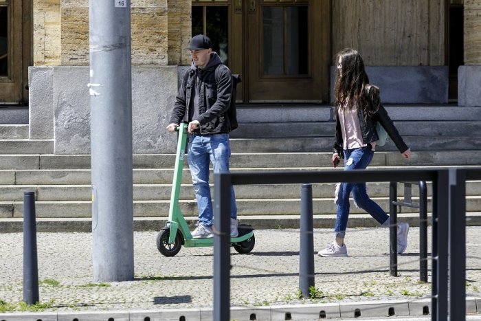 Ilustračný obrázok k článku Vedia Zvolenčania jazdiť na KOLOBEŽKÁCH? Tieto PRAVIDLÁ mnohí porušujú