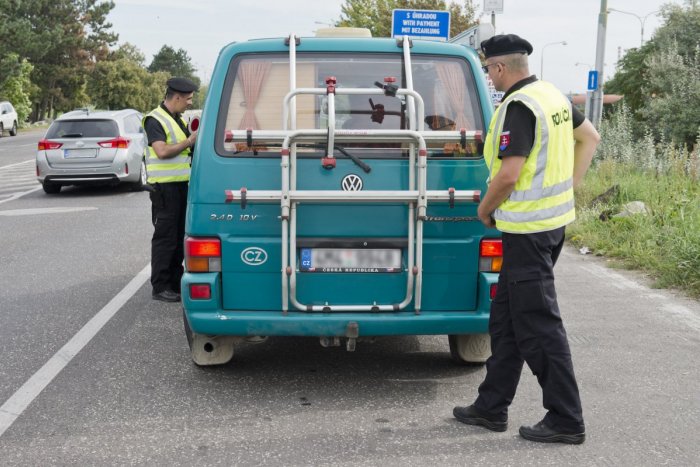 Ilustračný obrázok k článku SVET O SLOVENSKU: Rakúšania rozbili gang prevádzačov, medzi zadržanými sú aj Slováci