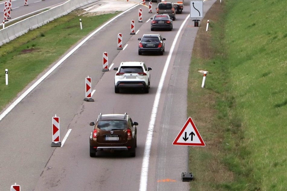 Ilustračný obrázok k článku Mikulášske obmedzenia na R1: POZOR, doprava bude vedená v jednom pruhu!