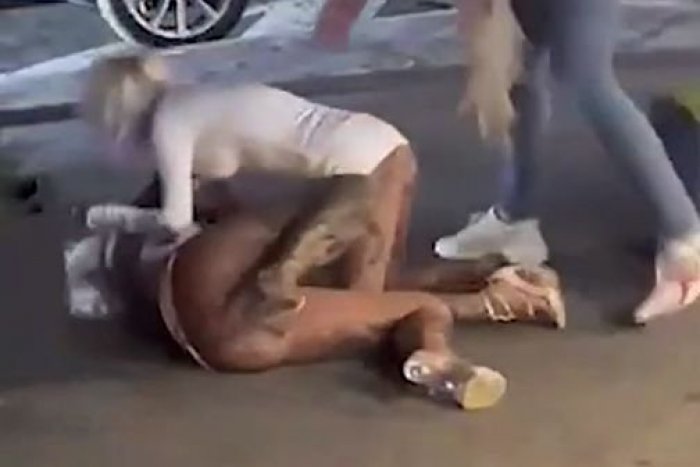 Ilustračný obrázok k článku Blonďavá bitkárka z virálneho videa PREHOVORILA: Všetko bolo inak, prvý úder dal muž!