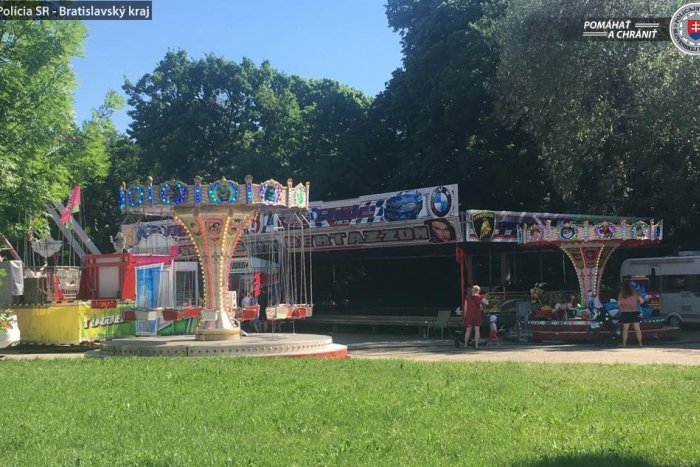 Ilustračný obrázok k článku So zbraňou na KOLOTOČ: Neuveriteľné, čo stváral muž na mieste, kde sa pohybuje plno detí!