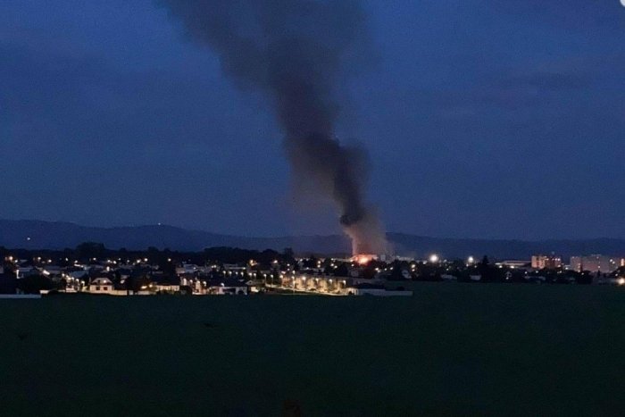 Ilustračný obrázok k článku Nočná EXPLÓZIA haly v Malackách: Miesto monitoruje chemické laboratórium