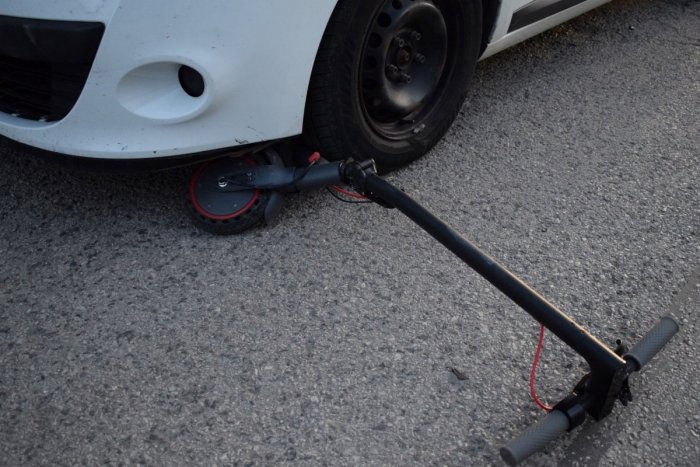 Ilustračný obrázok k článku Jazda na elektrokolobežke skončila tragédiou: Muž neprežil zrážku s autom, FOTO