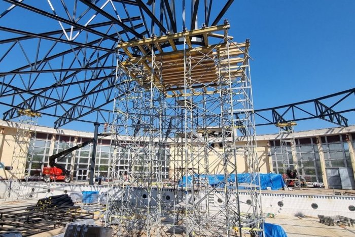 Ilustračný obrázok k článku Na pôvodnej streche plavárne bolo uložených až 500 TON: Novú budú držať 4 nosné stĺpy