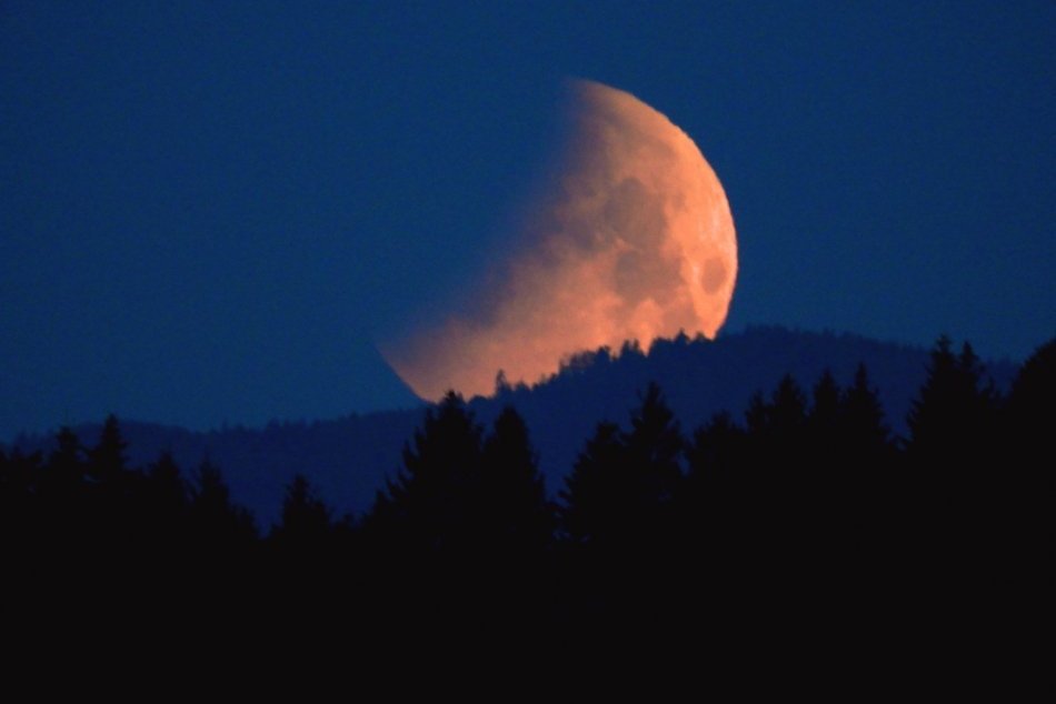 Ilustračný obrázok k článku Privstali si a neľutovali: Andrea s Benjamínom zachytili úchvatné vesmírne divadlo, FOTO