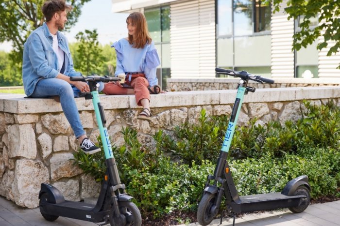 Ilustračný obrázok k článku NOVINKA vo Veľkom Šariši: Jazdia tam na špeciálnych kolobežkách, majú aj smerovky, FOTO