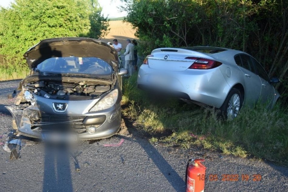 Ilustračný obrázok k článku Zrážka priamo v križovatke pri Lučenci: Zranenú spolujazdkyňu previezli do nemocnice, FOTO