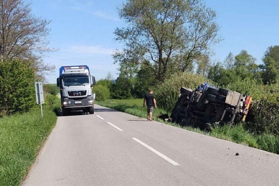 Ilustračný obrázok k článku Prvé INFO o nehode na Podpoľaní: Prevrátil sa kamión, zranenú osobu previezli do nemocnice