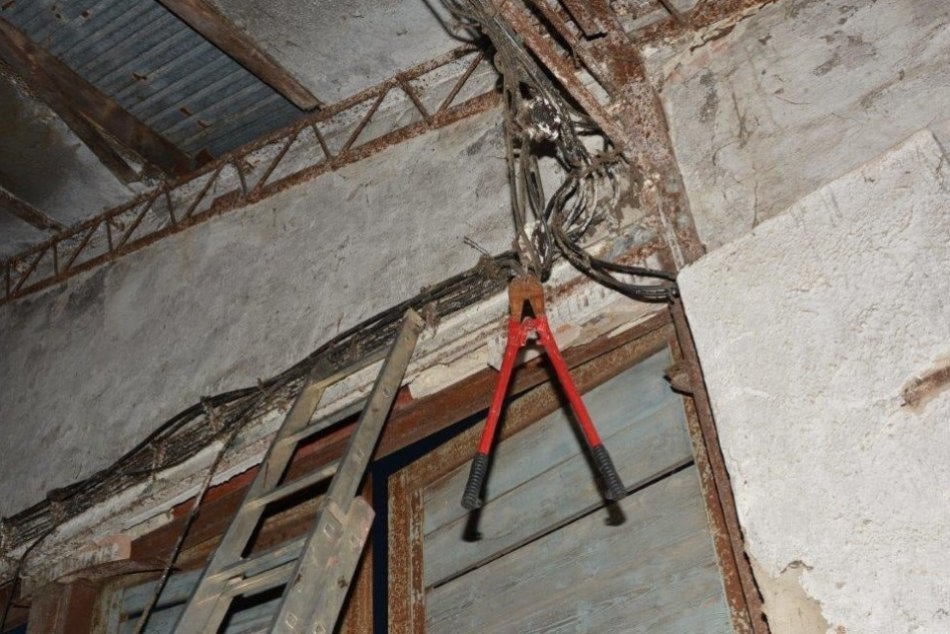 Ilustračný obrázok k článku TRAGÉDIA pri krádeži káblov: Mladík si po zásahu elektrickým prúdom ZLOMIL väzy