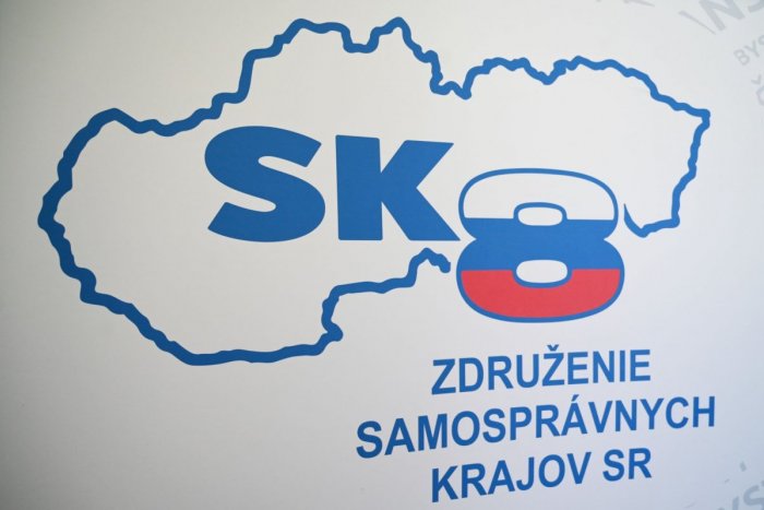 Ilustračný obrázok k článku Rázny krok ZMOS: Samosprávy obmedzujú komunikáciu so ŠTÁTOM! Vlajky stiahnu na pol žrde