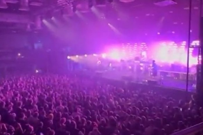 Ilustračný obrázok k článku Ruskom sa šíri veľký ŠKANDÁL: Na koncerte rockovej skupiny KRIČALI protivojnové heslá!