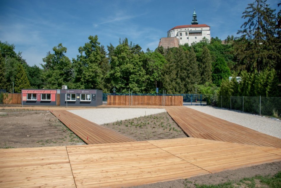 Ilustračný obrázok k článku Kúpalisko v Nitre dostáva nový šat: V gastrozóne pribudli drevené terasy, FOTO