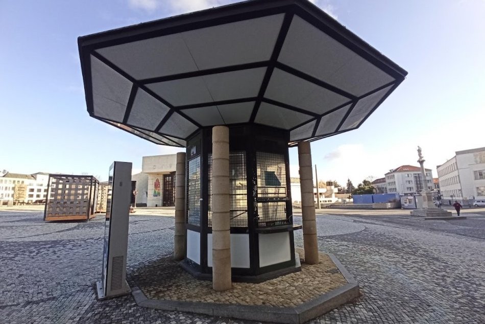 Ilustračný obrázok k článku Stánok na námestí stále neotvorili: Nájomca si musí na vlastné náklady zaviesť siete