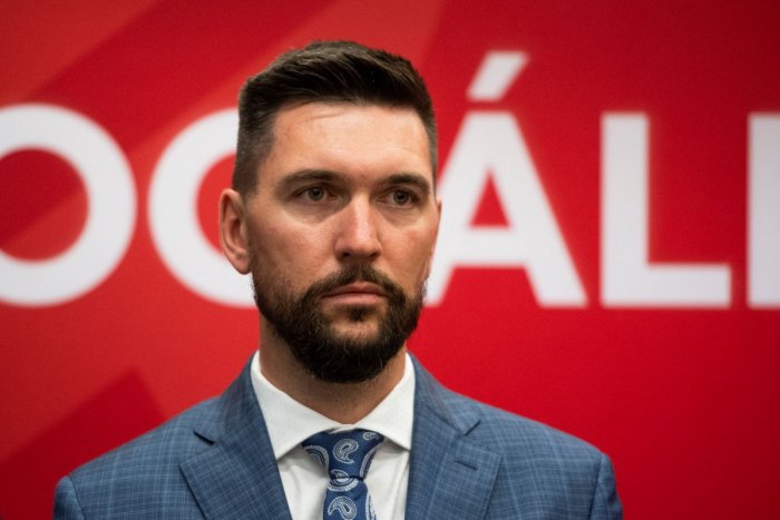 Ilustračný obrázok k článku Takáč zo Smeru zareagoval na Hegera: Má len jedného šéfa, všetkým je jasné, koho!