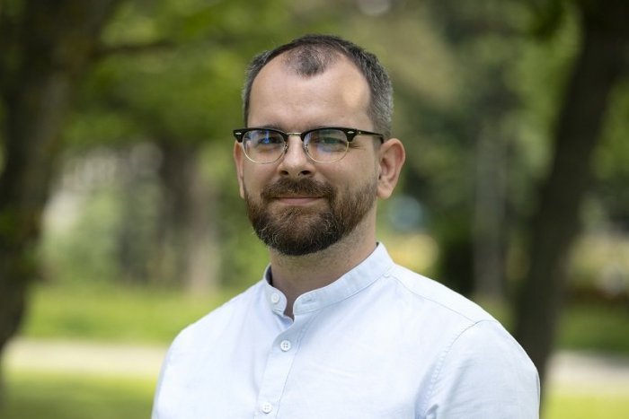 Ilustračný obrázok k článku Ďalším kandidátom na starostu Nového Mesta je Matúš Čupka. Stoja za ním TIETO strany