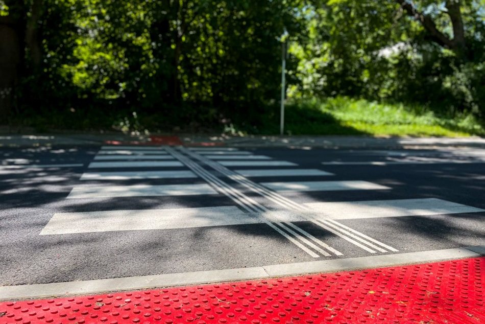 Ilustračný obrázok k článku Najväčšie športoviská v Bystrici sa dočkali: Za státisíce eur k nim obnovili cestu, FOTO