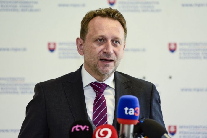 Ilustračný obrázok k článku ODSTUPUJEM! Minister Vlčan sa po kauze štedrej dotácie rozhodol ZABALIŤ TO