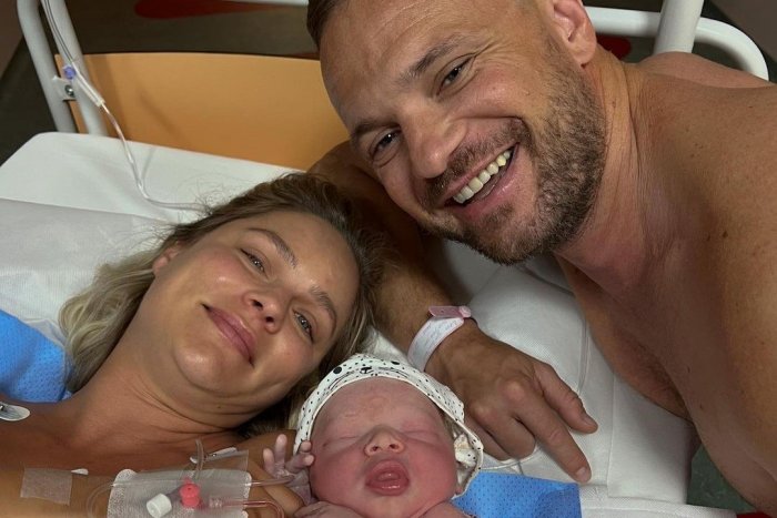 Ilustračný obrázok k článku Gáboríkovci sú už ŠTYRIA, tešia sa z druhej princezničky: Po pôrode ju všetkým UKÁZALI!