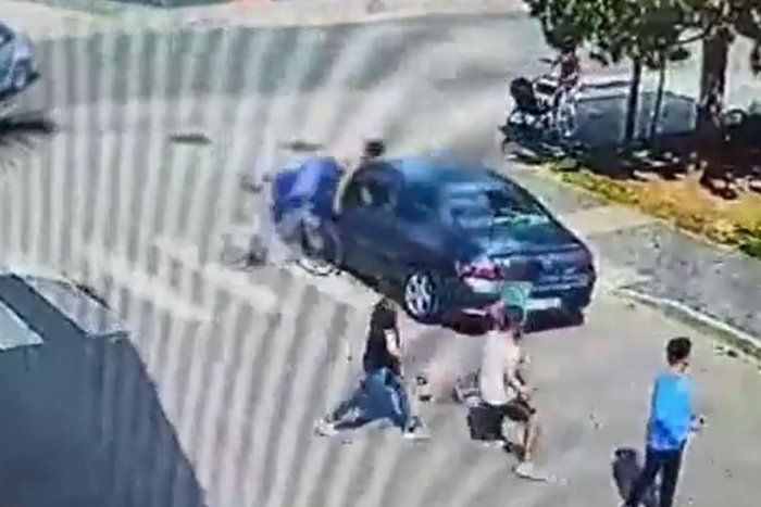 Ilustračný obrázok k článku Hrozivé VIDEO z nehody mladej cyklistky: Bez prilby to napálila PRIAMO do osobného auta!