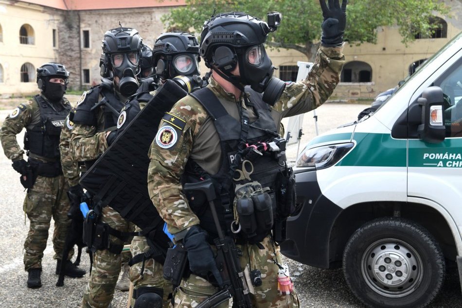 Ilustračný obrázok k článku Zábery ako z akčného filmu: V Komárne cvičili protiteroristické jednotky, FOTO