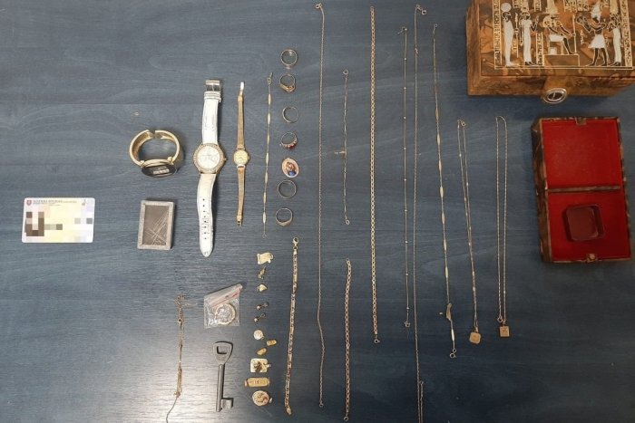 Ilustračný obrázok k článku Žena sa v Nitre vlámala do domu a UKRADLA šperky: Z lupu sa však dlho netešila