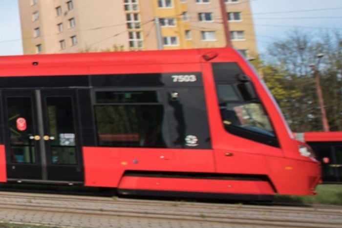 Ilustračný obrázok k článku NEHODA v Bratislave: ELEKTRIČKA sa zrazila s autom, to skončilo v koľajisku