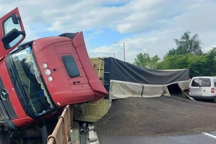 Ilustračný obrázok k článku POZOR, priamo v Žiline sa zrazil kamión s autom: Na ceste je rozsypaná SLNEČNICA!