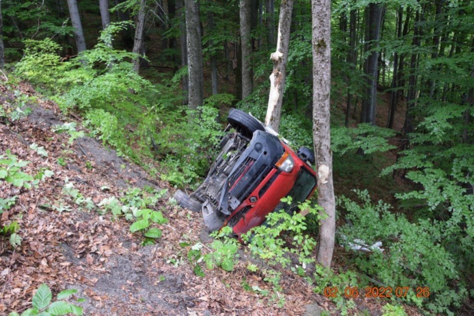 Ilustračný obrázok k článku Hrozivá nehoda na Šturci: Mladý vodič skončil s autom prevrátený na streche, FOTO