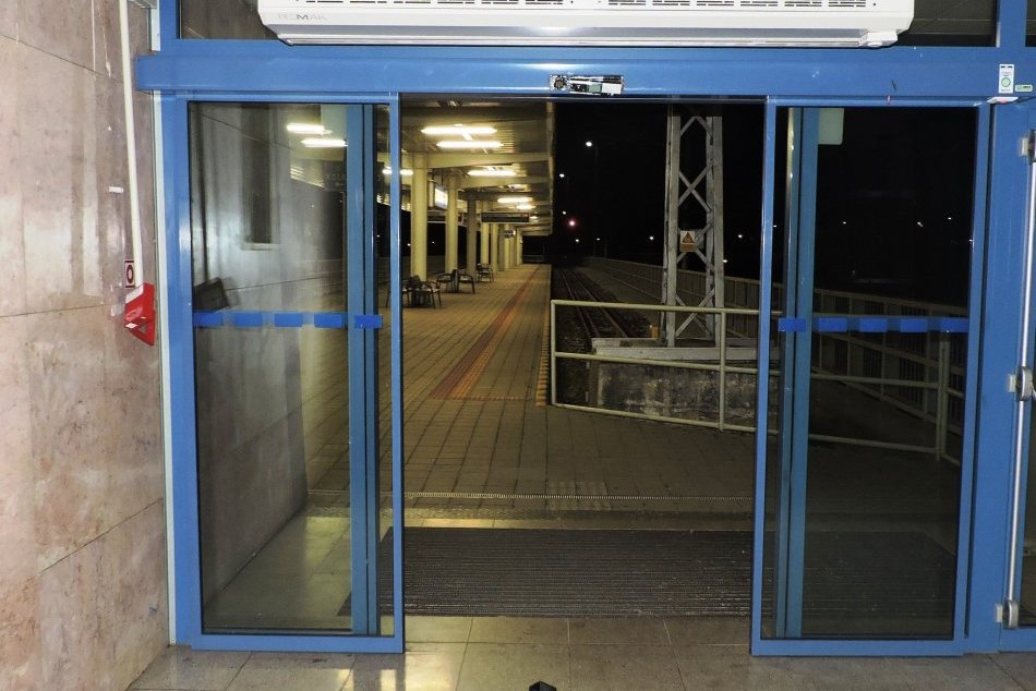 Ilustračný obrázok k článku V Poprade vyčíňal agresívny muž: Na stanici rozbíjal všetko, čo mu prišlo pod ruku, FOTO